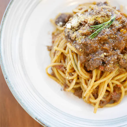 【横須賀】エゾ鹿の旨み凝縮!フレンチ仕込みの極上ボロネーゼと旬野菜の前菜